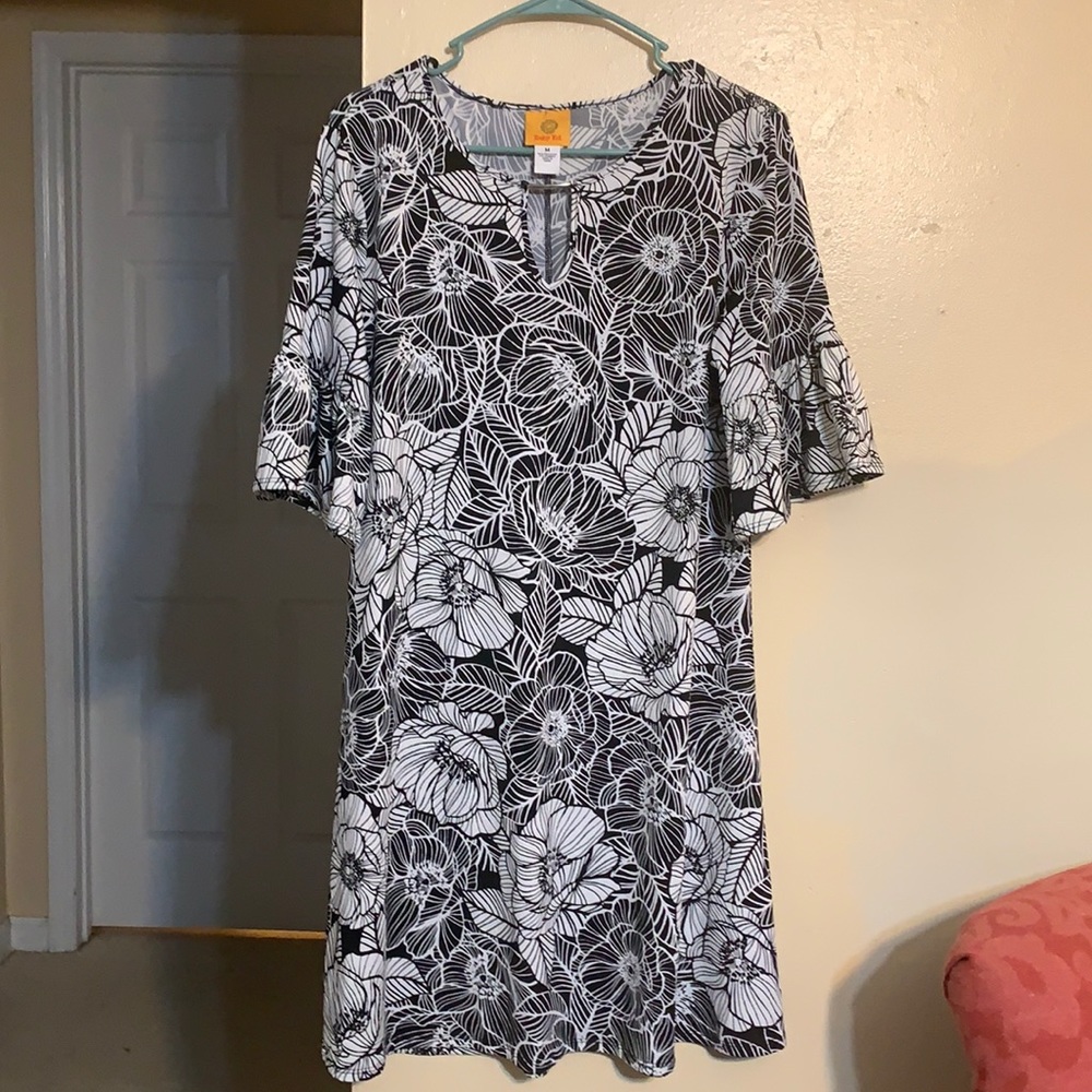 Black/white floral dress w Ruffle sleeves. Size medium. Length approx 36”.